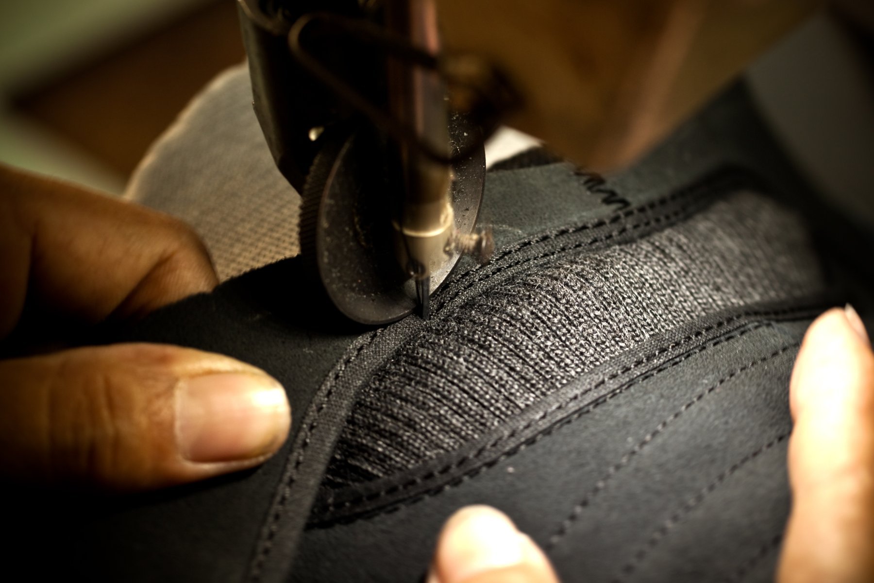 Detalle de costura en una máquina de producción textil